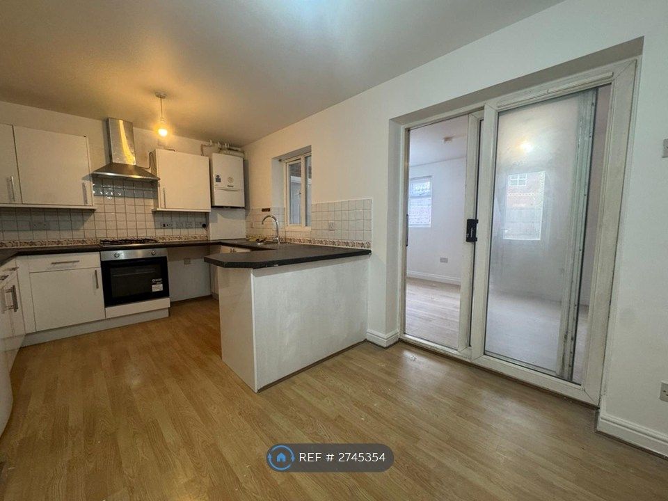 Property photo 3 of 11 Kitchen