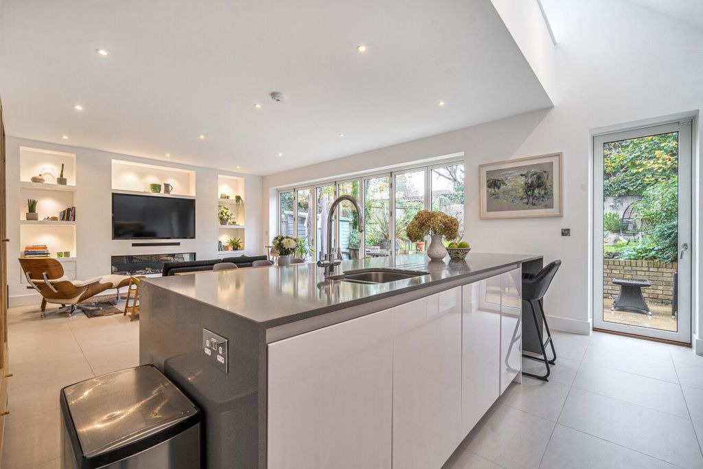 Property photo 3 of 64 Picture No. 18