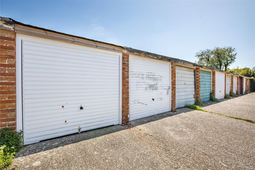 Property photo 1 of 6 Garage
