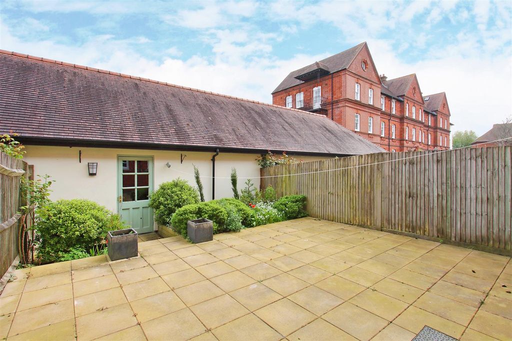 Property photo 2 of 18 Gardem/Garage