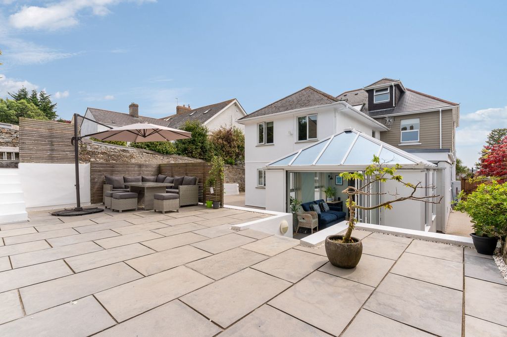 Property photo 2 of 39