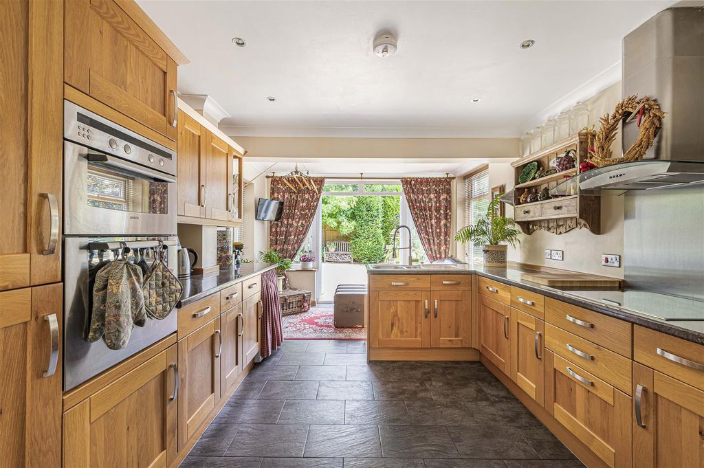 Property photo 2 of 29 Kitchen/Breakfast Room