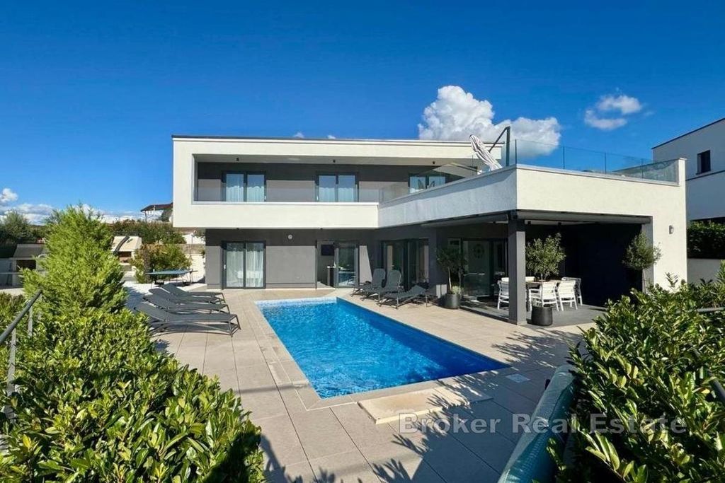Property photo 1 of 13 Luxury Villa With Pool And Sea View
