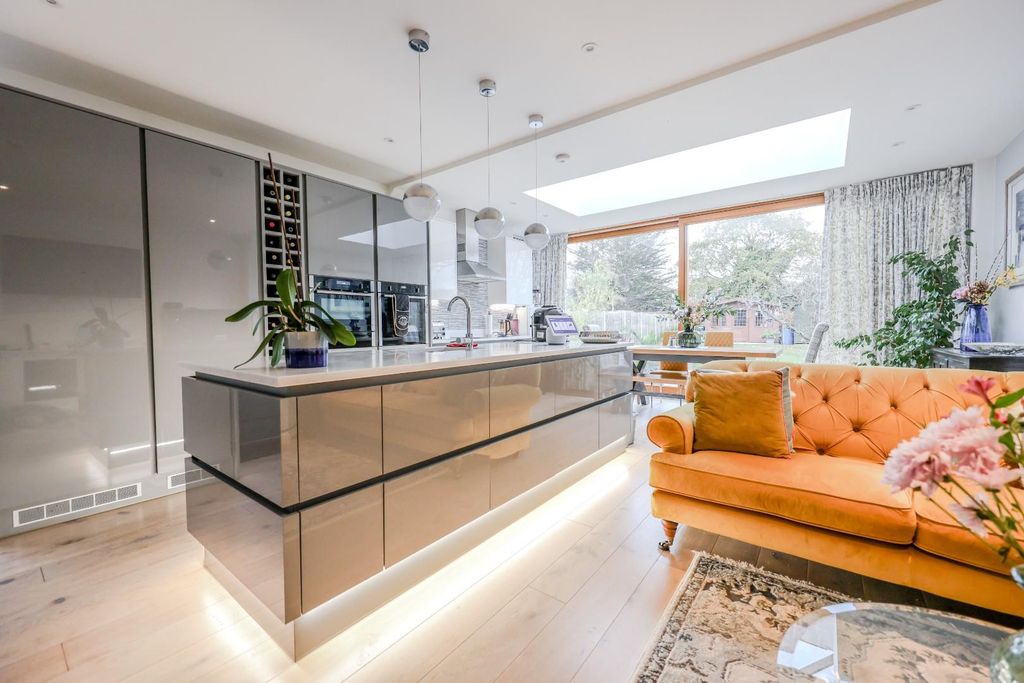 Property photo 2 of 31