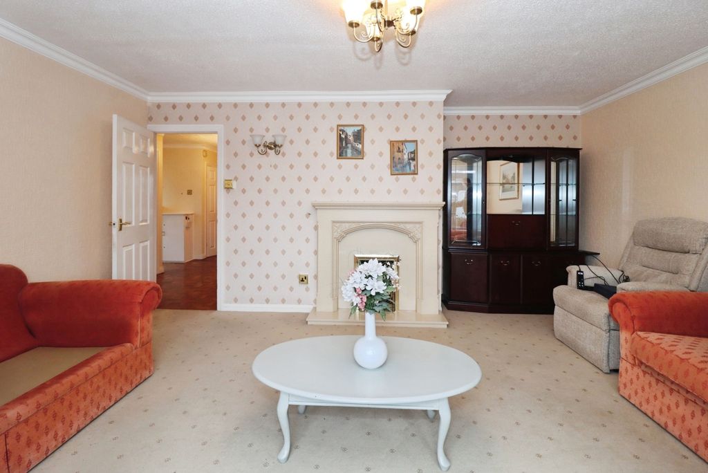 Property photo 2 of 19 Lounge