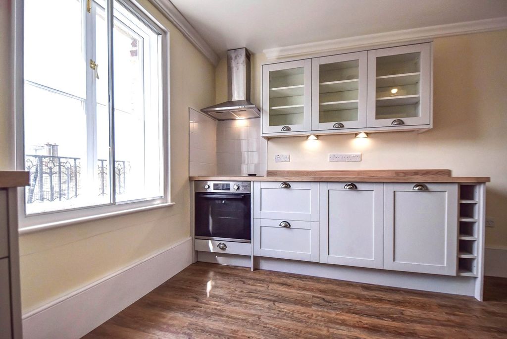 Property photo 3 of 12 Kitchen