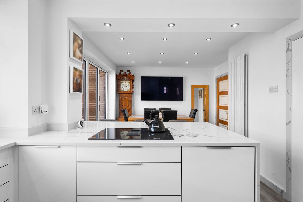 Property photo 3 of 35