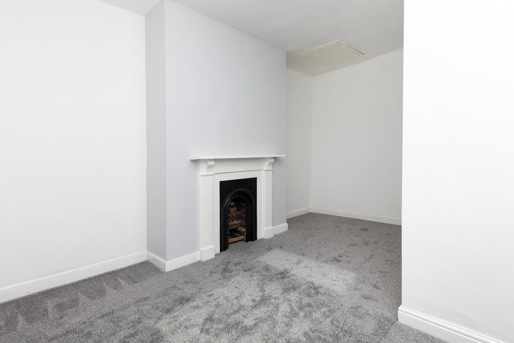Property photo 3 of 18 Living Room