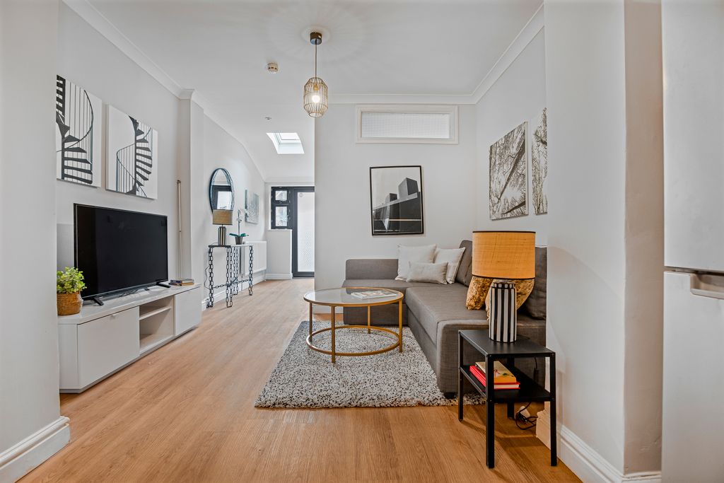 Property photo 3 of 14 Living Space
