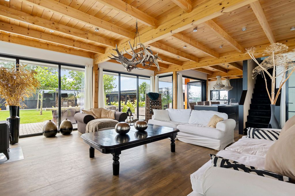 Property photo 3 of 98