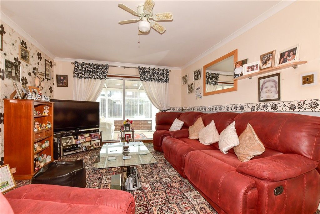 Property photo 2 of 9 Lounge
