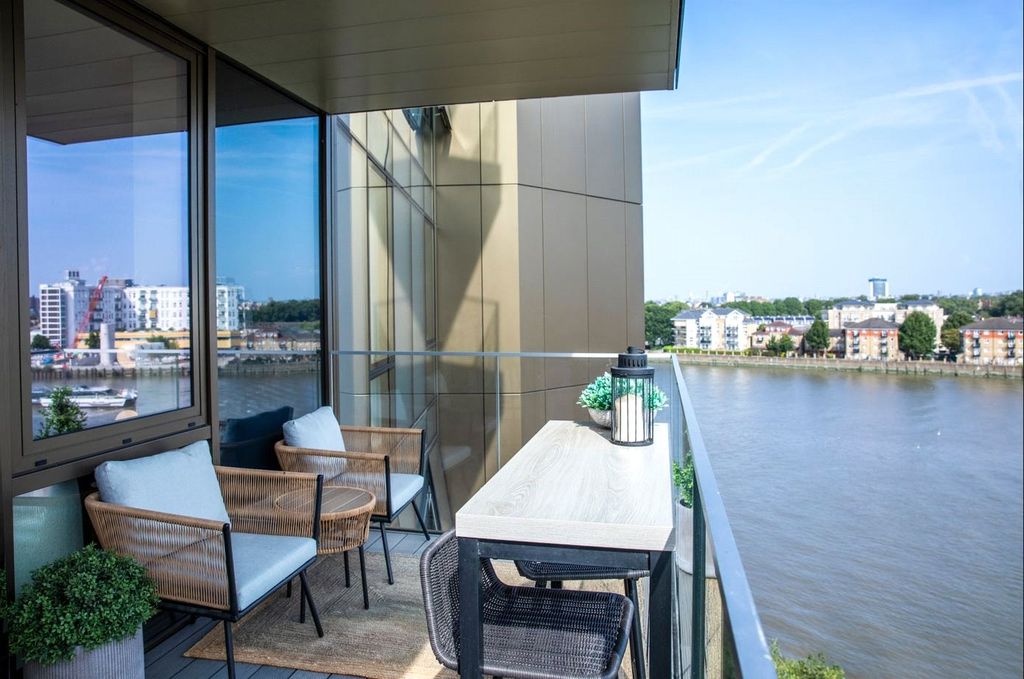 Property photo 1 of 21 Terrace Over Thames