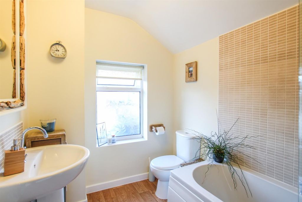 Property photo 2 of 9 5180022