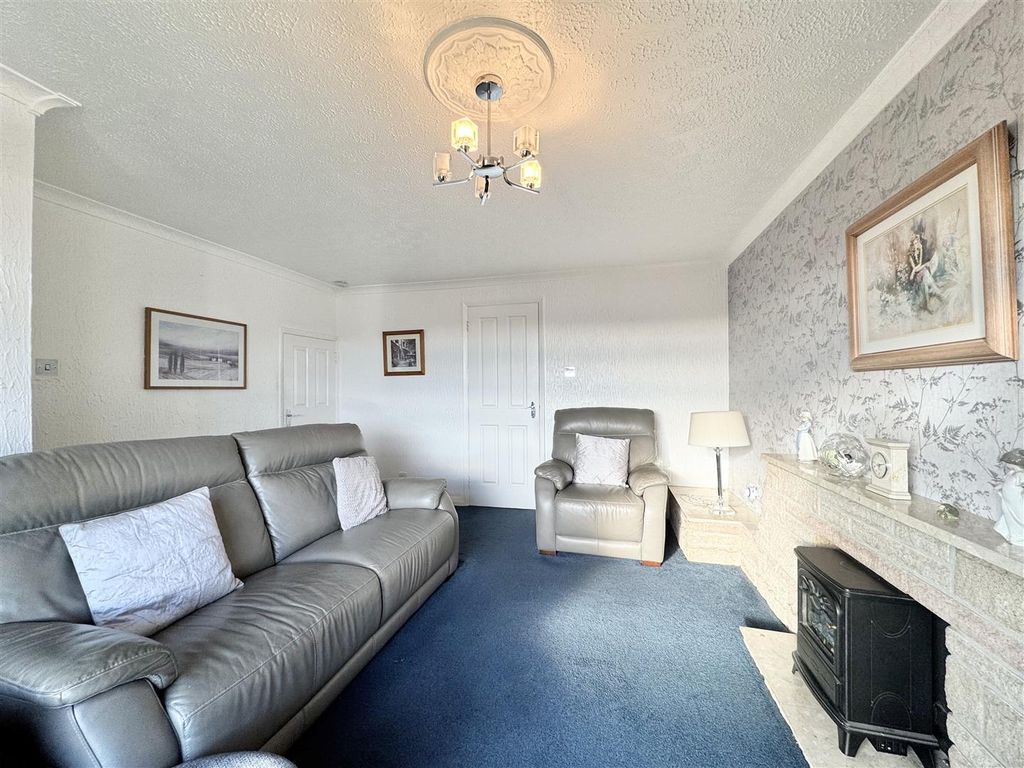 Property photo 3 of 13 Lounge