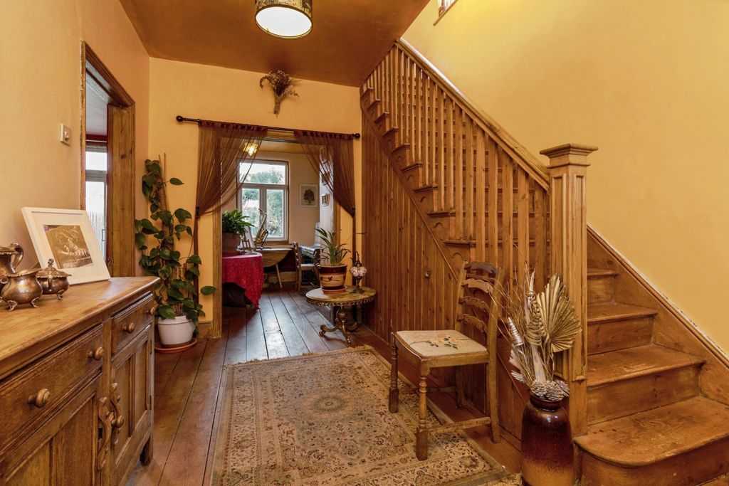 Property photo 3 of 24 Hall