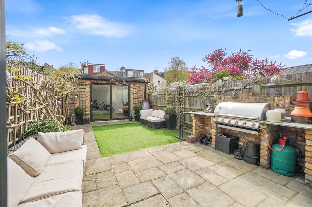 Property photo 2 of 14 Picture No. 17