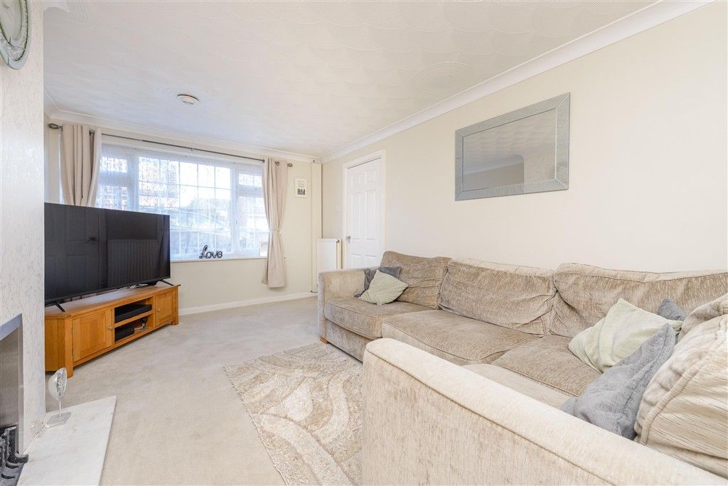 Property photo 2 of 8 Lounge