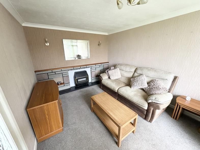 Property photo 3 of 12 Lounge