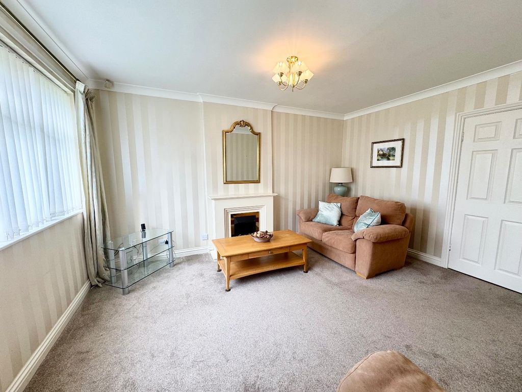 Property photo 3 of 17 Lounge