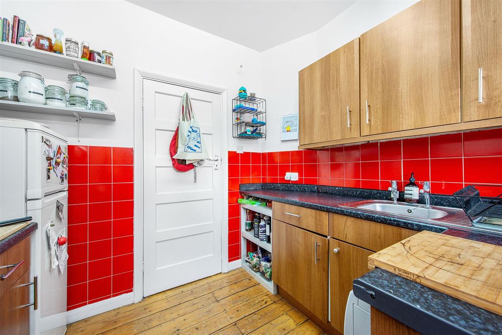 Property photo 2 of 18 31875_Davies_And_Davies_8_Tollington_Court_1_Lo.Jp
