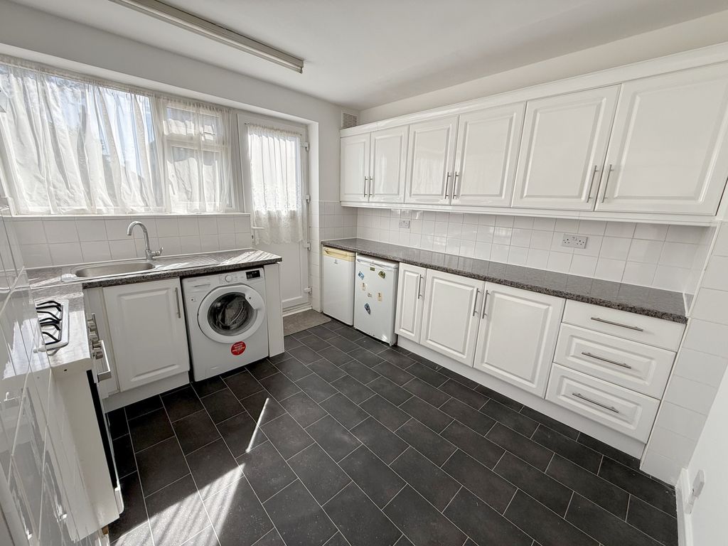 Property photo 3 of 10 Kitchen