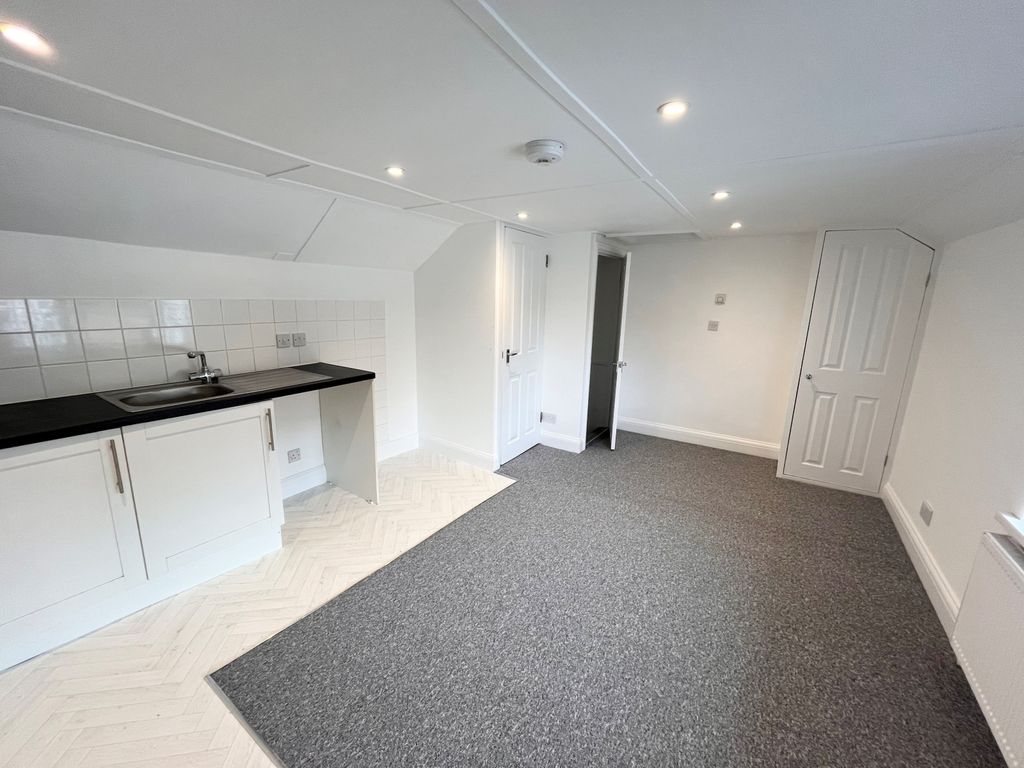 Property photo 3 of 7 Kitchen/Lougne