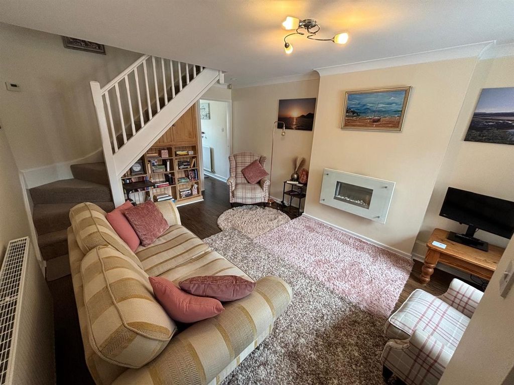 Property photo 3 of 8 Melrose Avenue Lounge Photo1.Jpeg