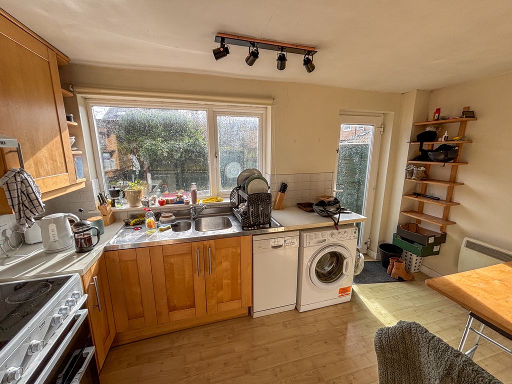 Property photo 3 of 18 Kitchen (2)