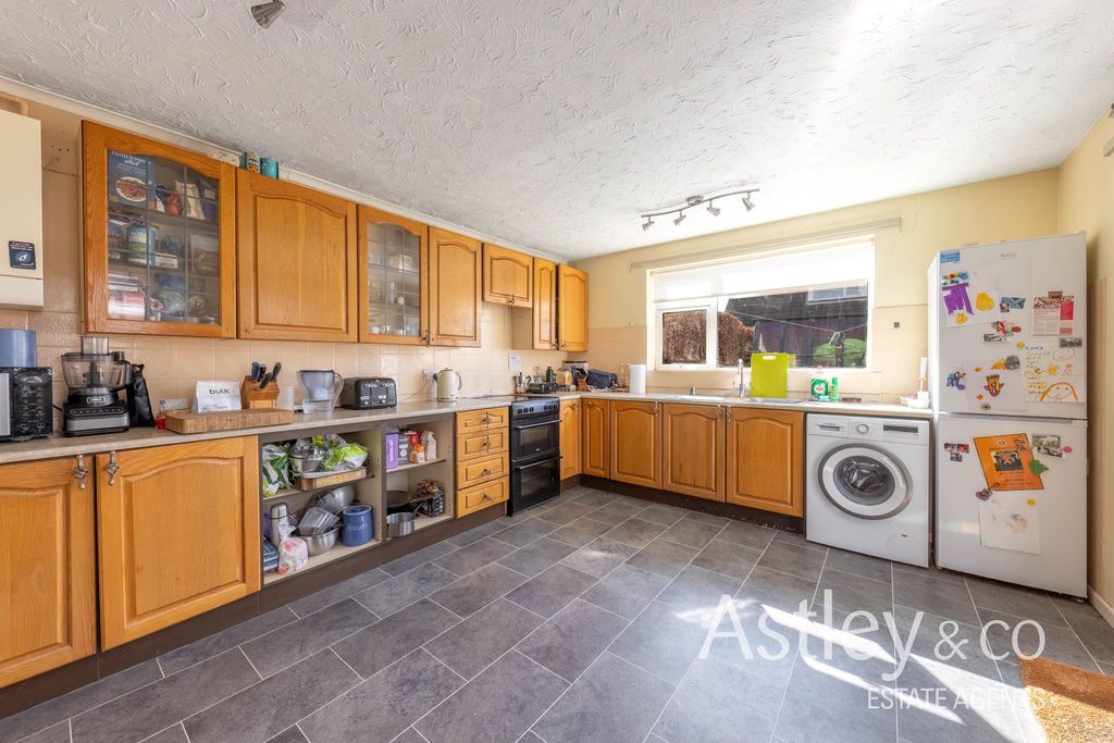 Property photo 2 of 14 Kitchen