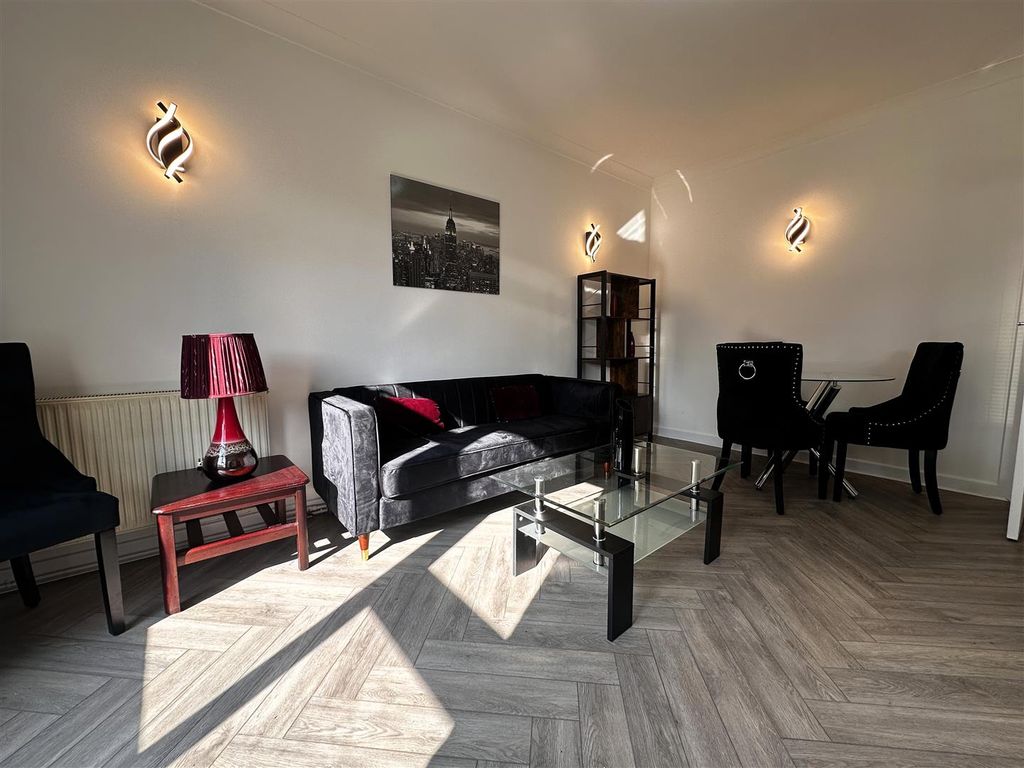 Property photo 1 of 12 Lounge