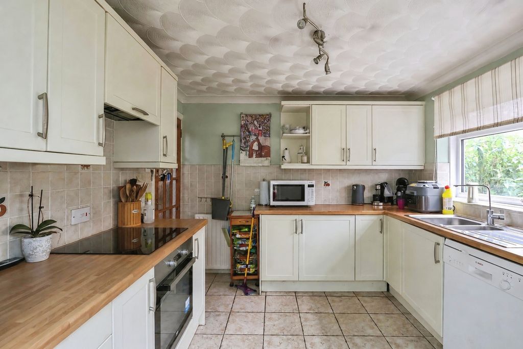 Property photo 3 of 18 Kitchen