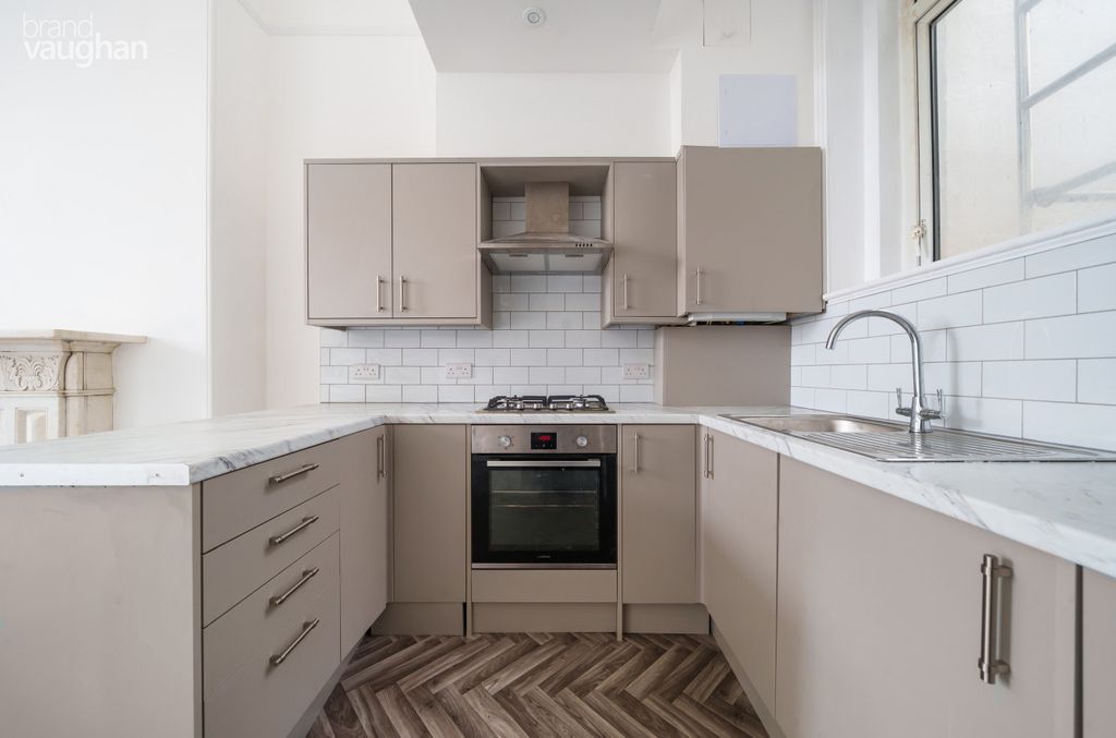 Property photo 1 of 10 Kitchen