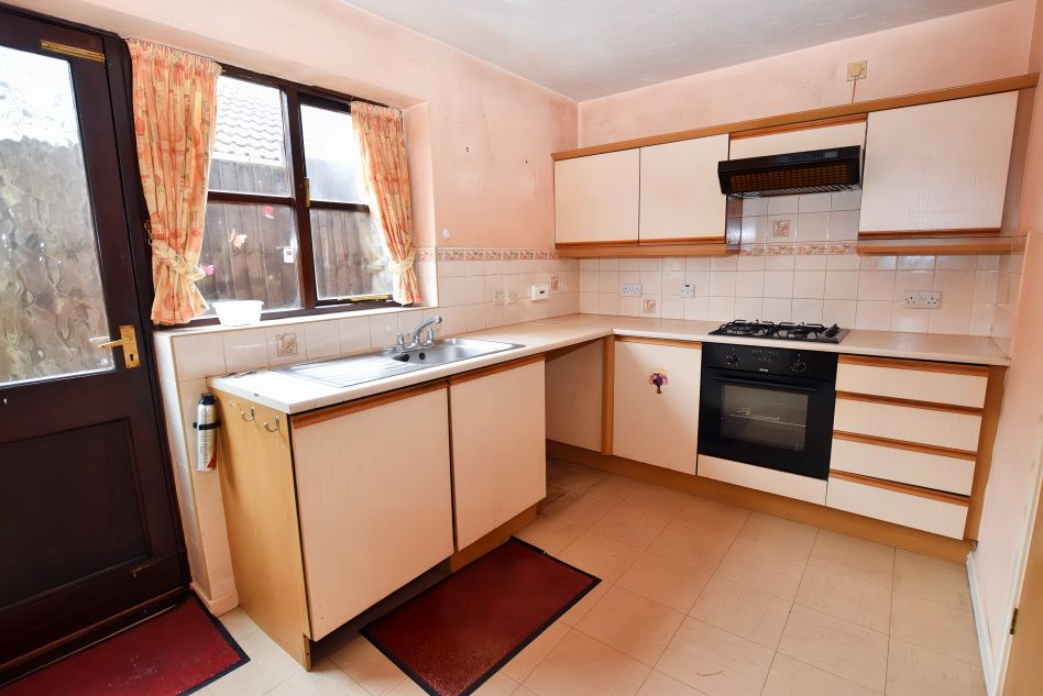 Property photo 3 of 19 Kitchen 1