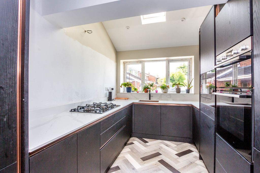 Property photo 3 of 18 Kitchen Area