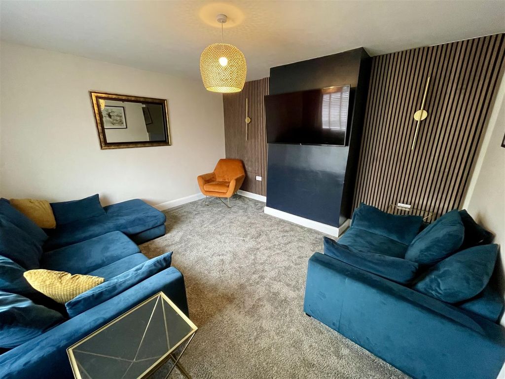 Property photo 2 of 13 Lounge