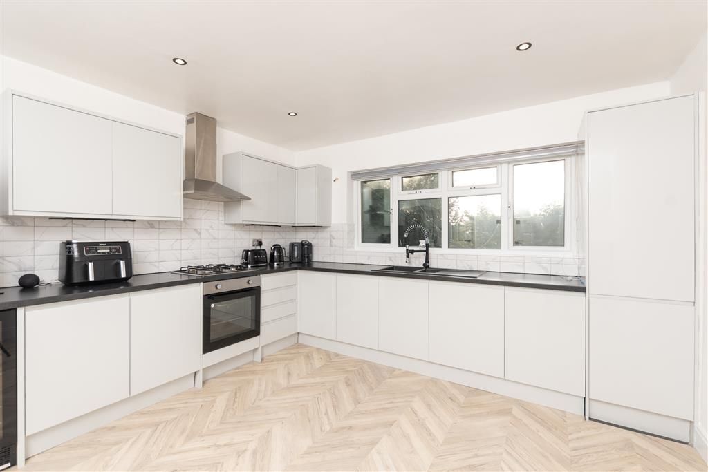 Property photo 3 of 10 Kitchen