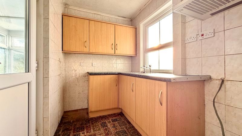 Property photo 3 of 11 Kitchen