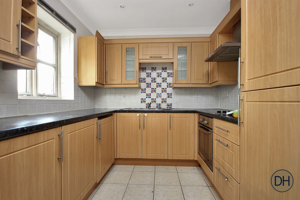 Property photo 2 of 7 Connaught Close