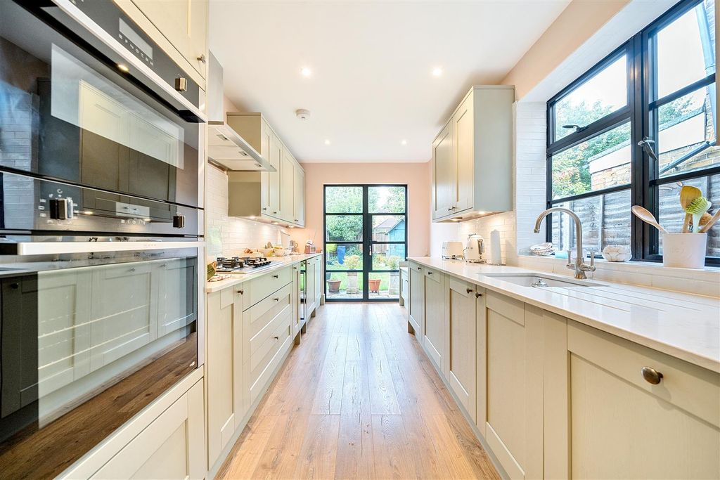 Property photo 2 of 18 Kitchen