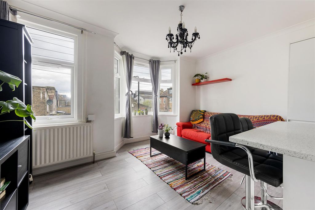 Property photo 2 of 17 Lily Road, E17
