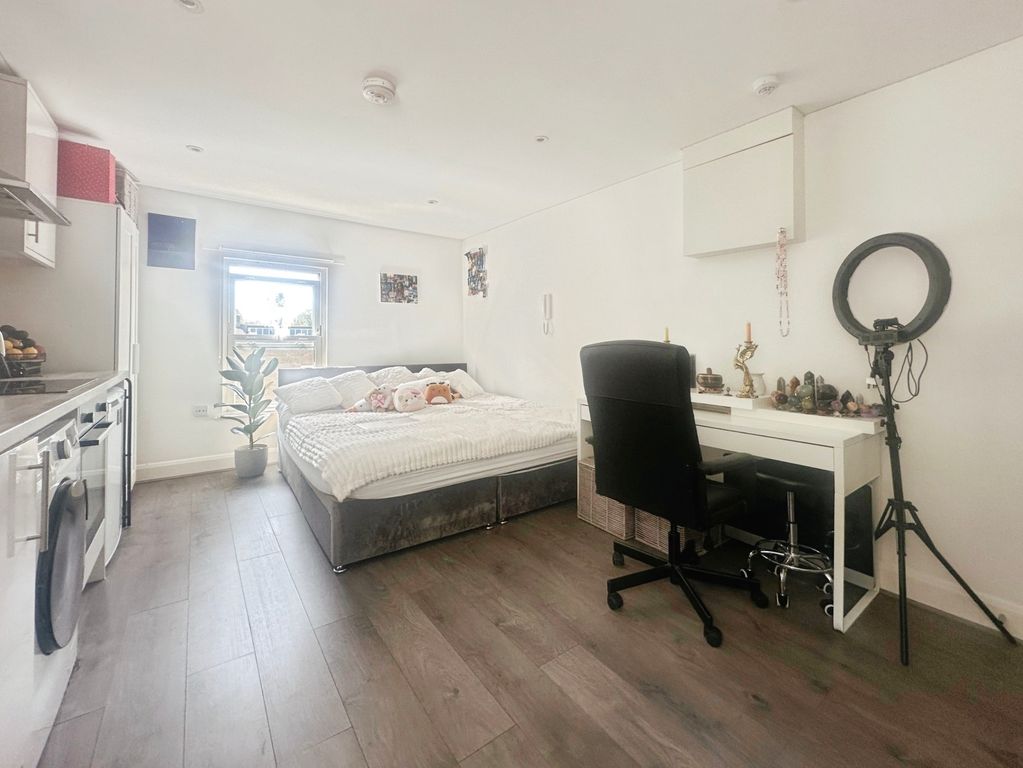 Property photo 3 of 5 Bedroom/Living