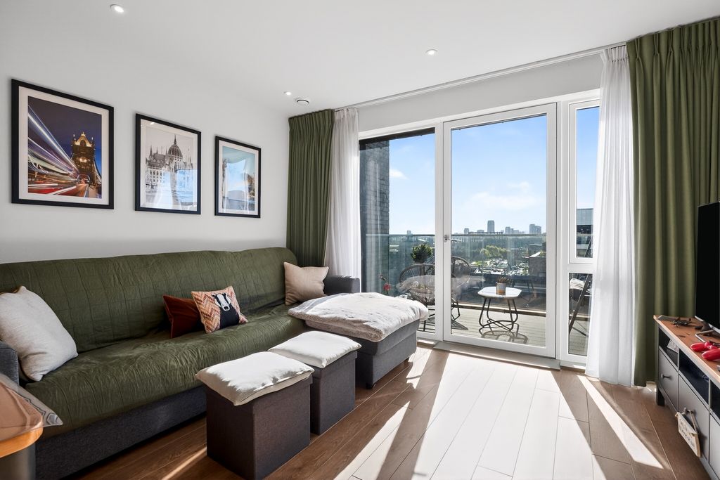 Property photo 1 of 20 Lounge