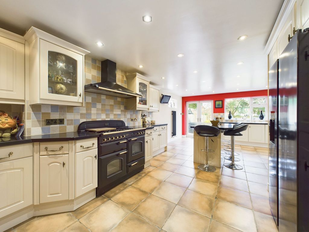 Property photo 2 of 33 Breakfast Kitchen
