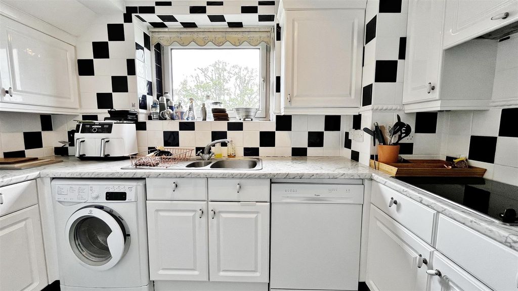 Additional image 14 of 2 bed flat for saleFrinton Court, The Esplanade, Frinton-On-Sea CO13