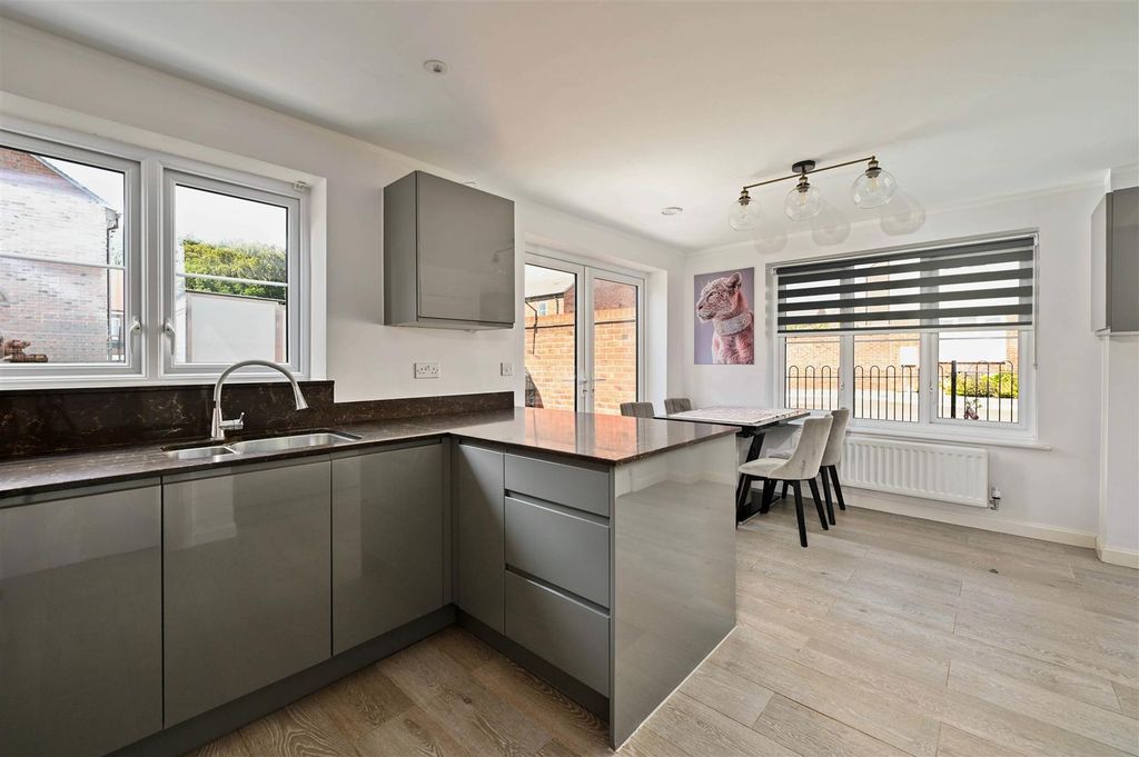 Property photo 2 of 10 Kitchen/Dining Room