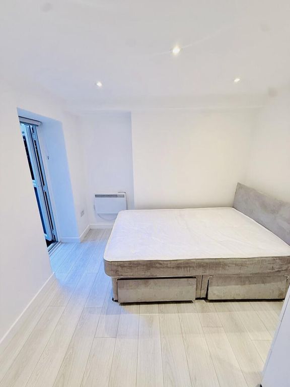 Property photo 2 of 10 Bedroom