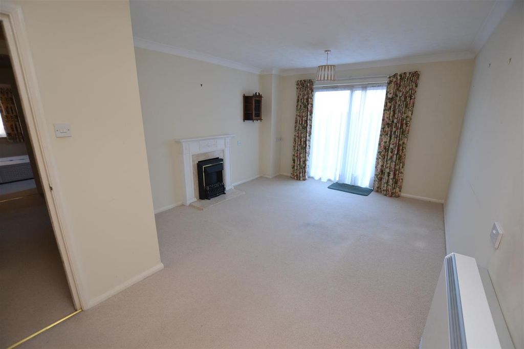 Property photo 3 of 12 Lounge