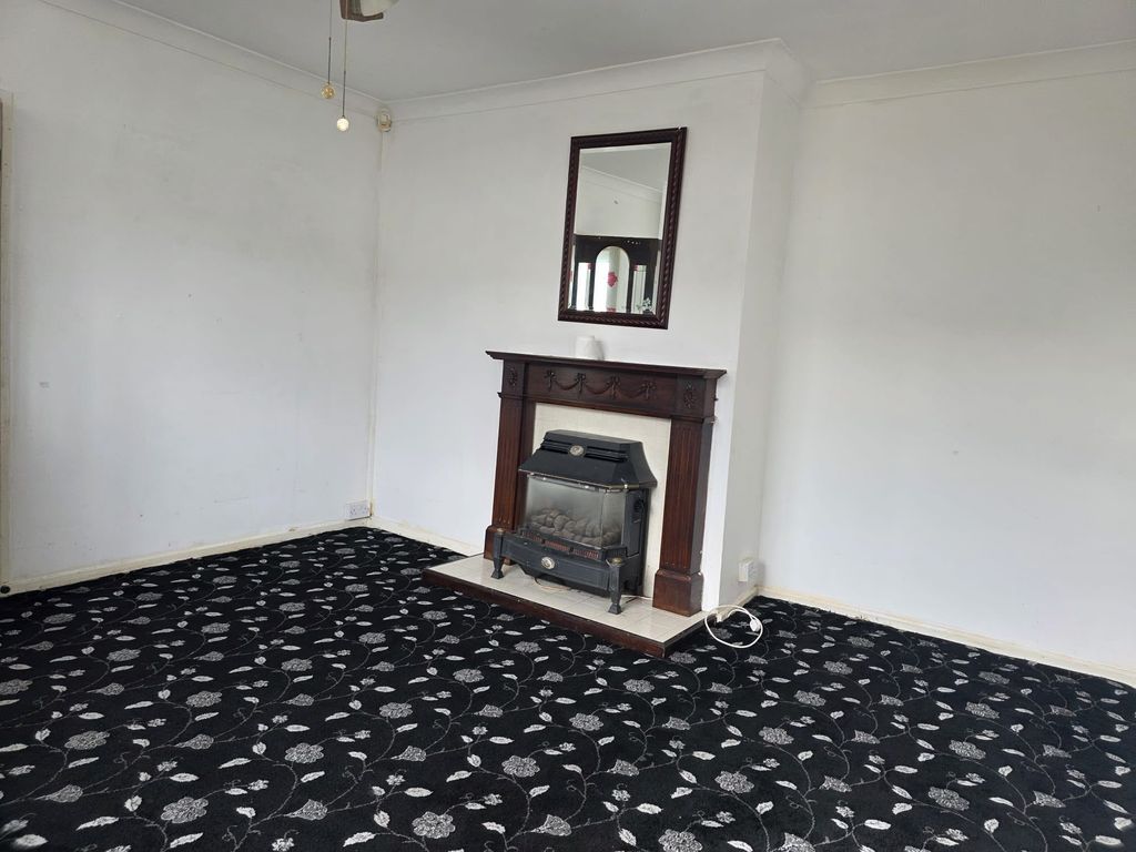 Property photo 3 of 10 Living Room
