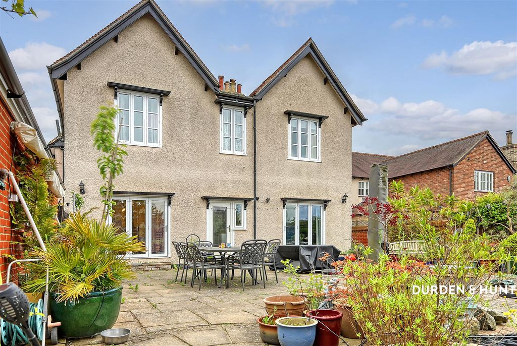Property photo 1 of 34 London Road