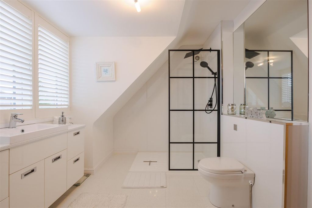 Property photo 3 of 17 Bathroom